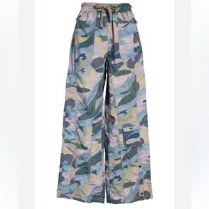 FREE PEOPLE Women LARGE Movement Camouflage Cargo Baggy Wide Stadium Pants CP25